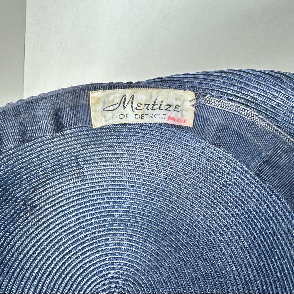 Elegant Vintage Navy Blue Hat with White Flower Accent - Picture 7 of 7